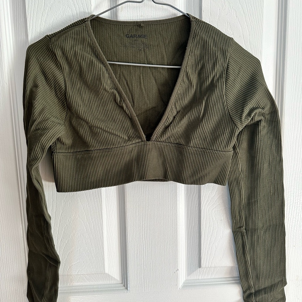 🎀 Garage Green Long Sleeve Crop Fitted top.